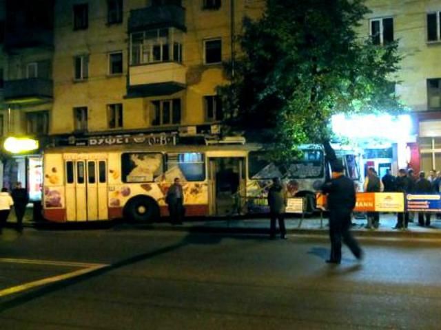 В Житомире троллейбус с пассажирами врезался в дом (Фото)