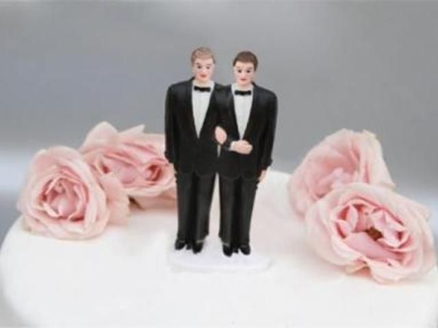 Політолог: Політики звернулися до гомосексуалізму, щоб відвернути увагу виборців Політолог: Політики звернулися до гомосексуалізму, щоб відвернути увагу виборців