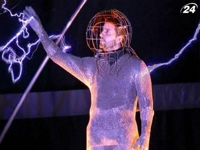 Иллюзионист Дэвид Блэйн показал фокус с "катушками Теслы" Иллюзионист Дэвид Блэйн показал фокус с "катушками Теслы"