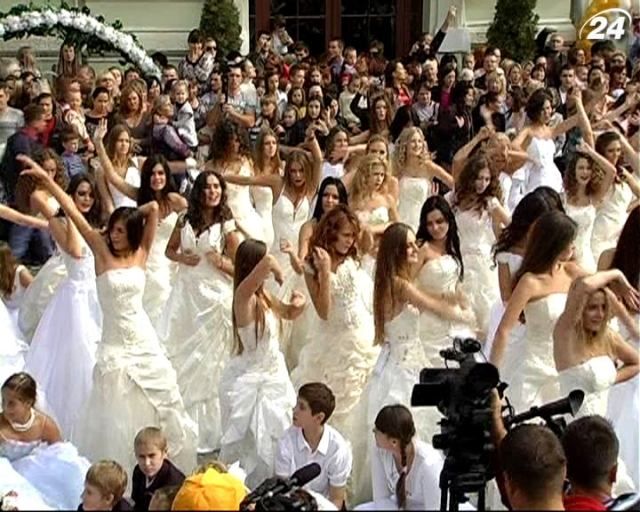 В Черновцах состоялся рекордный танец невест