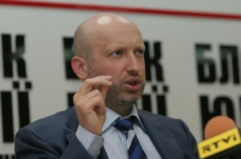 Турчинов зізнався, що переписав усе майно на родичів через небезпеку Турчинов зізнався, що переписав усе майно на родичів через небезпеку