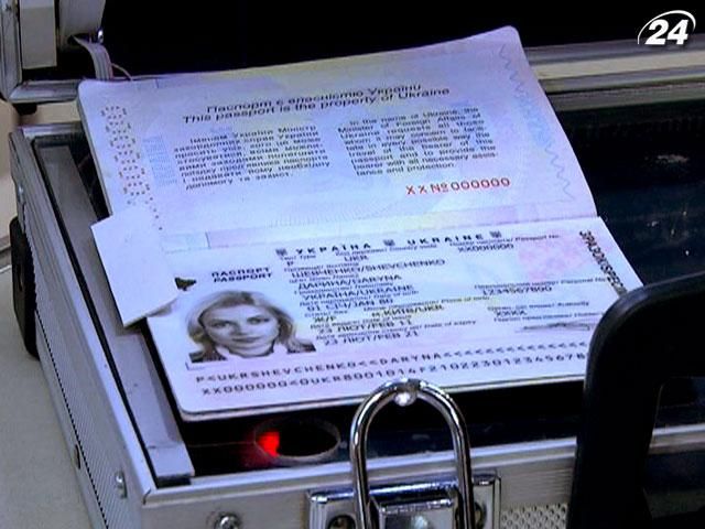Підсумки тижня: ВР запровадила в Україні біометричні паспорти