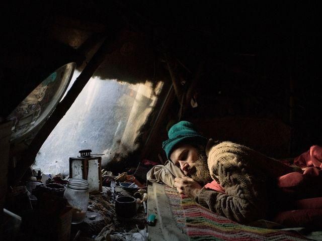 Фотограф робить знімки людей, які втекли з міста (Фото)