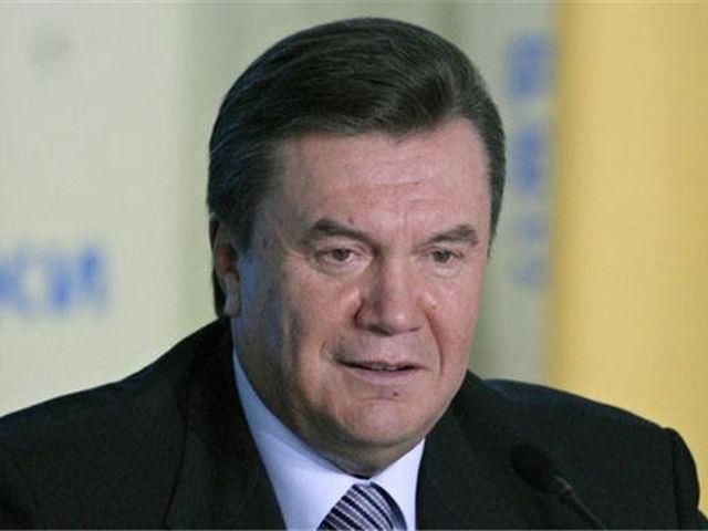 Янукович нагородив орденом свою першу вчительку