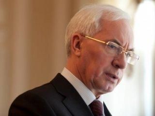 Азаров показався зі значком лауреата премії ленінського комсомолу