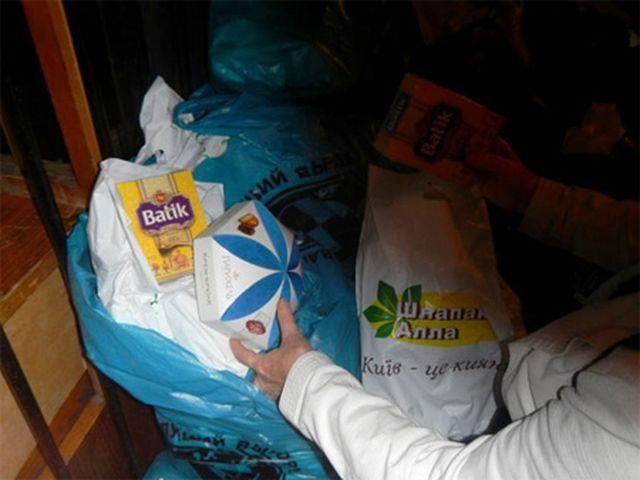 Кандидатку в депутати знову впіймали на роздачі пайків (Фото) Кандидатку в депутати знову впіймали на роздачі пайків (Фото)