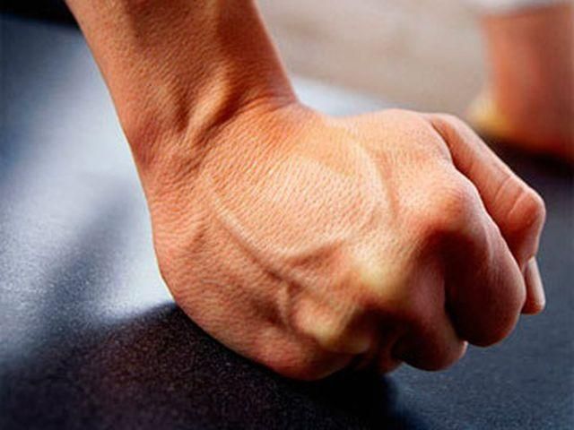 У Луганську охоронці супермаркету вбили чоловіка У Луганську охоронці супермаркету вбили чоловіка