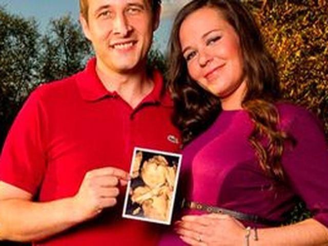 Малюк в утробі матері показав знак перемоги (Фото) Малюк в утробі матері показав знак перемоги (Фото)