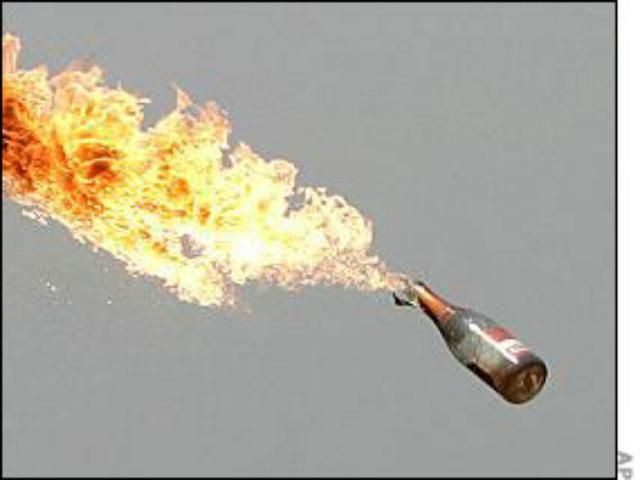 В Тунисе в детском журнале напечатали рецепт "коктейля Молотова" В Тунисе в детском журнале напечатали рецепт "коктейля Молотова"