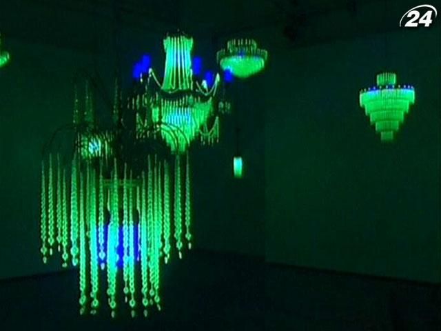 Австралійські митці перетворили люстри з ураном на символи ядерної загрози Австралійські митці перетворили люстри з ураном на символи ядерної загрози