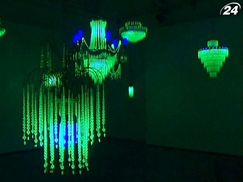 Австралийские художники превратили люстры с ураном в символы ядерной угрозы