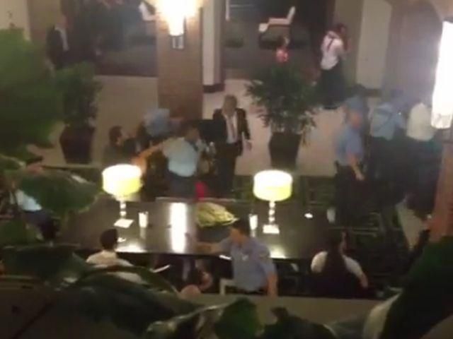 У США на весіллі побились близько 100 гостей, є жертва (Відео) У США на весіллі побились близько 100 гостей, є жертва (Відео)