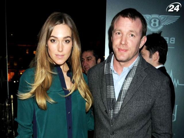 Гай Річі та вагітна Джекі Ейнслі заручилися Гай Річі та вагітна Джекі Ейнслі заручилися