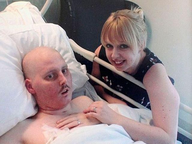 Девушка вышла замуж за смертельно больного парня (Фото) Девушка вышла замуж за смертельно больного парня (Фото)