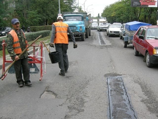 Николаев готовится к приезду Азарова: для Премьера латают дороги (Фото)