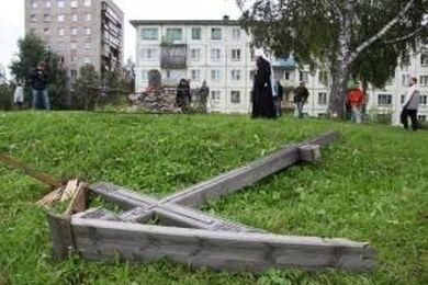 В России арестовали мужчину, который спилил крест