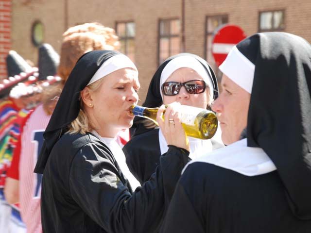 Монашка украла в магазине пиво, спрятав алкоголь под рясой (Видео) Монашка украла в магазине пиво, спрятав алкоголь под рясой (Видео)