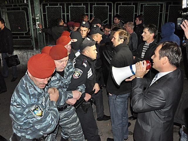 В Ивано-Франковске депутаты отвоевывали у СБУ задержанных чиновников (Фото)
