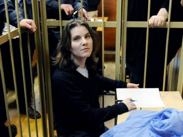 Учасницю Pussy Riot відпустили у залі суду Учасницю Pussy Riot відпустили у залі суду