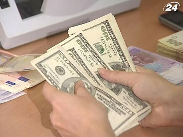 Українці масово переводять свої заощадження в долари