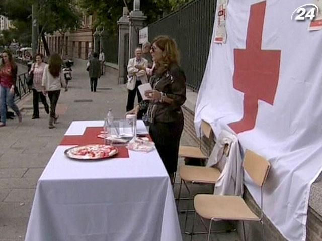 Красный крест собирает пожертвования для бедных испанцев