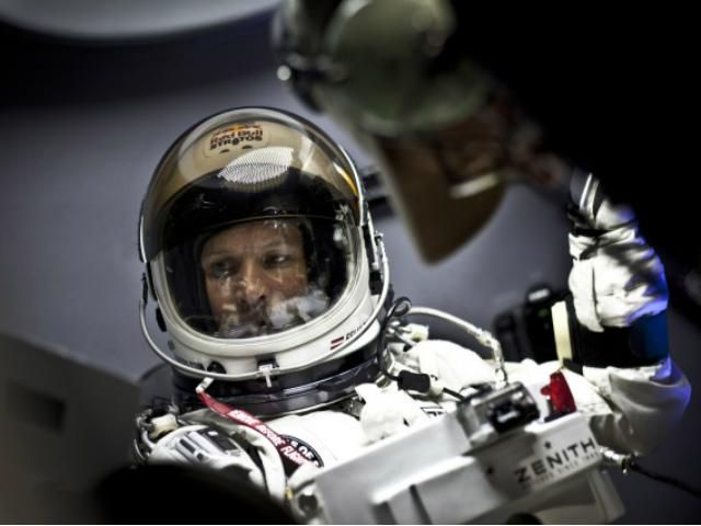 Стрибок зі стратосфери австрійського парашутиста перенесли на неділю Стрибок зі стратосфери австрійського парашутиста перенесли на неділю