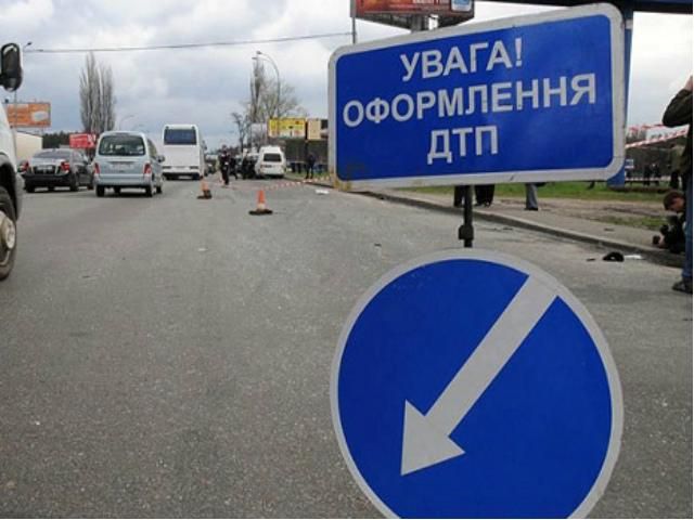 В Днепропетровске джип протаранил офис "Батьківщини" 