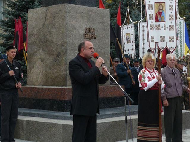 Напередодні виборців кандидат на Львівщині відкрив пам'ятники Бандері