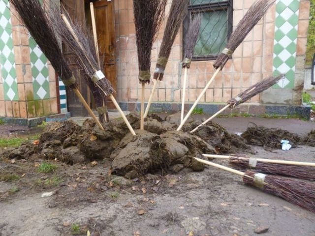 Під штабом кандидата-мажоритарника розкидали гній (Фото) Під штабом кандидата-мажоритарника розкидали гній (Фото)