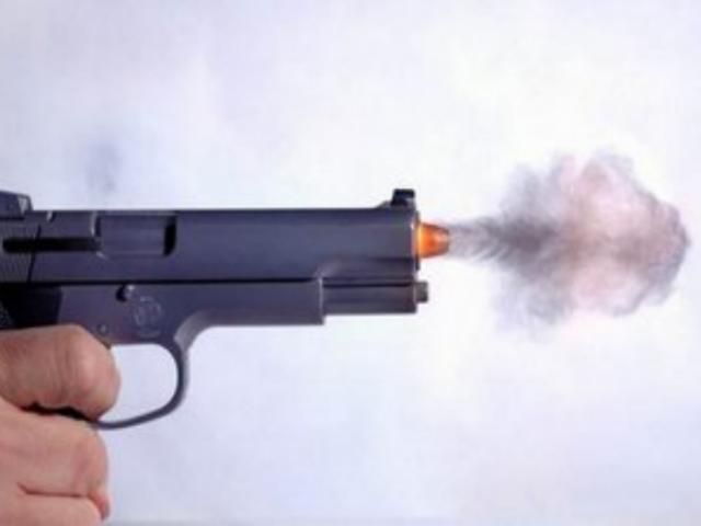 У центрі Севастополя депутат розстріляв власне авто У центрі Севастополя депутат розстріляв власне авто