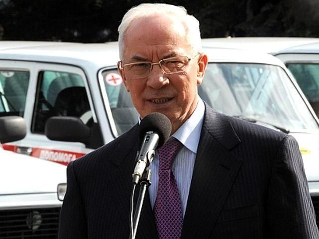 Азаров перед выборами раздал медикам 360 авто (Фото) Азаров перед выборами раздал медикам 360 авто (Фото)