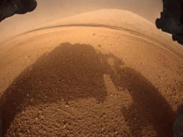 Марсоход взял первые пробы необычной горной породы