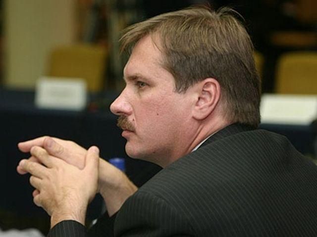 В Киеве обстреляли агитпалатку Чорновола В Киеве обстреляли агитпалатку Чорновола