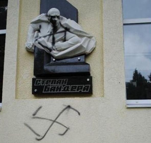 На Львовщине памятник Бандере разрисовали свастикой (Фото) На Львовщине памятник Бандере разрисовали свастикой (Фото)