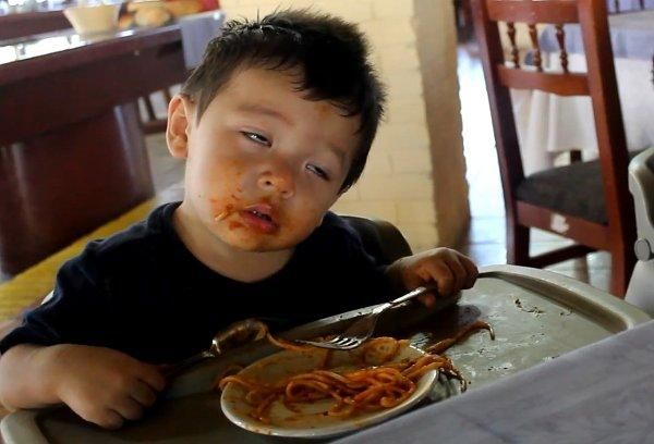 Сонні близнюки "по вуха" у спагеті стали героями YouTube (Відео) Сонні близнюки "по вуха" у спагеті стали героями YouTube (Відео)