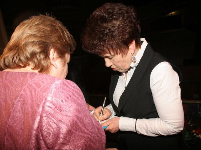 Людмила Янукович раздавала в опере автографы (Фото) Людмила Янукович раздавала в опере автографы (Фото)