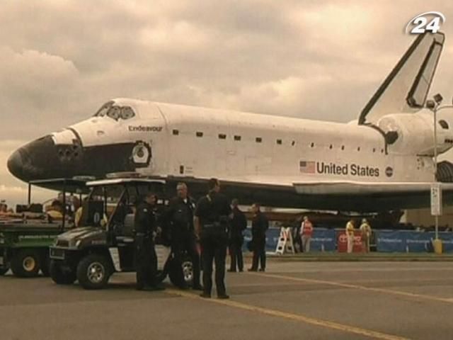 "Індевор" почав останню подорож вулицями Лос-Анджелеса "Індевор" почав останню подорож вулицями Лос-Анджелеса