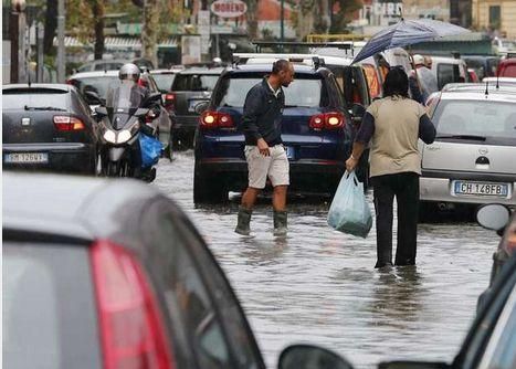 Ливень в Неаполе затопил метрополитен и улицы города (Видео)