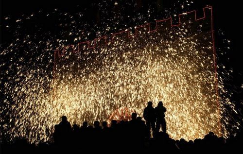 У Китаї під час фестивалю феєрверків постраждали десятки глядачів У Китаї під час фестивалю феєрверків постраждали десятки глядачів