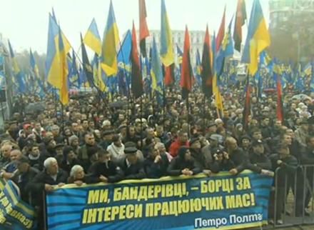 Свободовцы во время шествия сожгли флаги КПУ и Партии регионов Свободовцы во время шествия сожгли флаги КПУ и Партии регионов