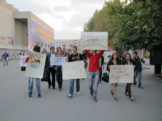В Симферополе активисты провели Парад натуралов (Фото) В Симферополе активисты провели Парад натуралов (Фото)