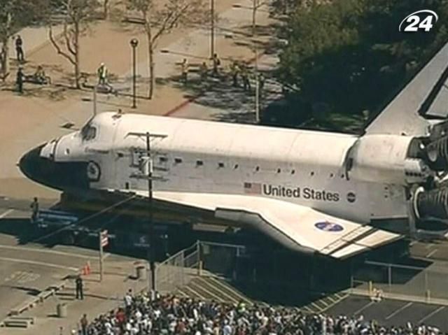 Американский шаттл Endeavour передали Космическому центру