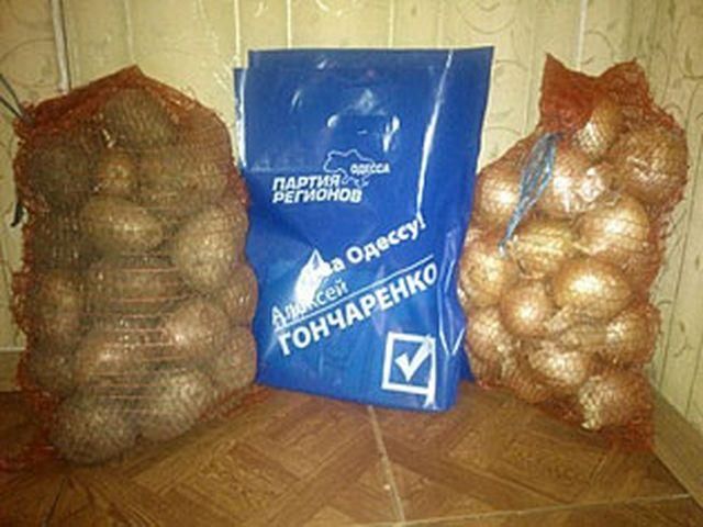 Кандидат от ПР "задабривает" одесситов луком и картофелем (Фото)