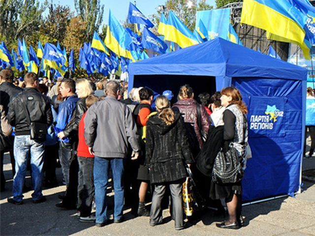 В Николаеве люди за бесплатные флажки едва не снесли палатку регионалов (Фото, видео)