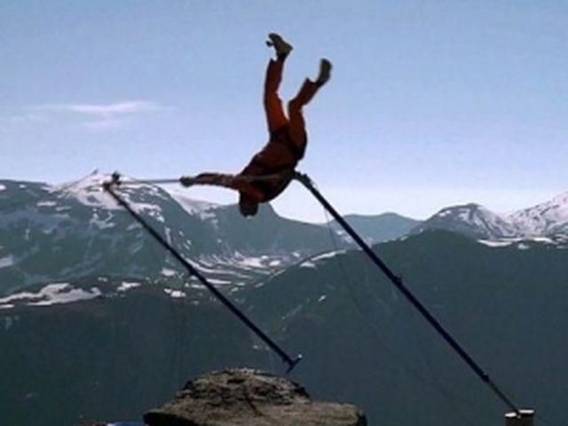 Бейсджампер сорвался в 1200-метровую пропасть и выжил (Видео)
