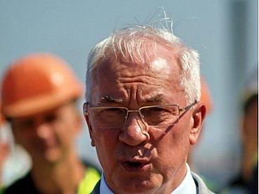 Азаров взял "агитационный" отпуск для поездки в Запорожье Азаров взял "агитационный" отпуск для поездки в Запорожье