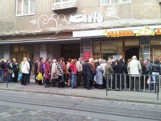 У Львові через безкоштовні парасолі від регіонала утворилась черга (Фото) У Львові через безкоштовні парасолі від регіонала утворилась черга (Фото)