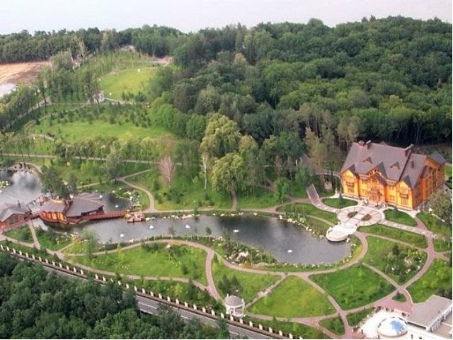 На ремонт дороги до "Межигір’я" виділили з бюджету 13 млн (Фото) На ремонт дороги до "Межигір’я" виділили з бюджету 13 млн (Фото)