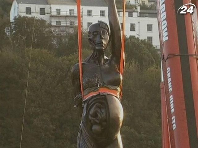 У Великобританії встановили статую вагітної авторства Херста