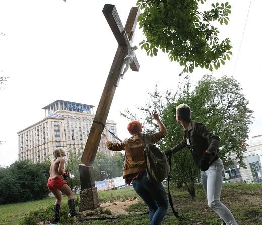 Янукович надеется, что варварство FEMEN строго накажут